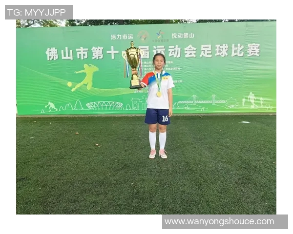 足球明星在绿茵场上挥洒汗水的精彩瞬间与绝妙技艺展现 足球明星在绿茵场上挥洒汗水的精彩瞬间与绝妙技艺展现