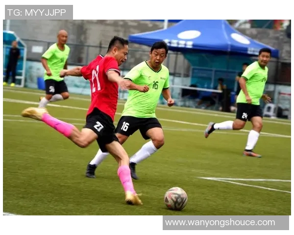 足球明星如何通过科学训练和合理饮食有效保护膝盖健康的策略与方法 足球明星如何通过科学训练和合理饮食有效保护膝盖健康的策略与方法